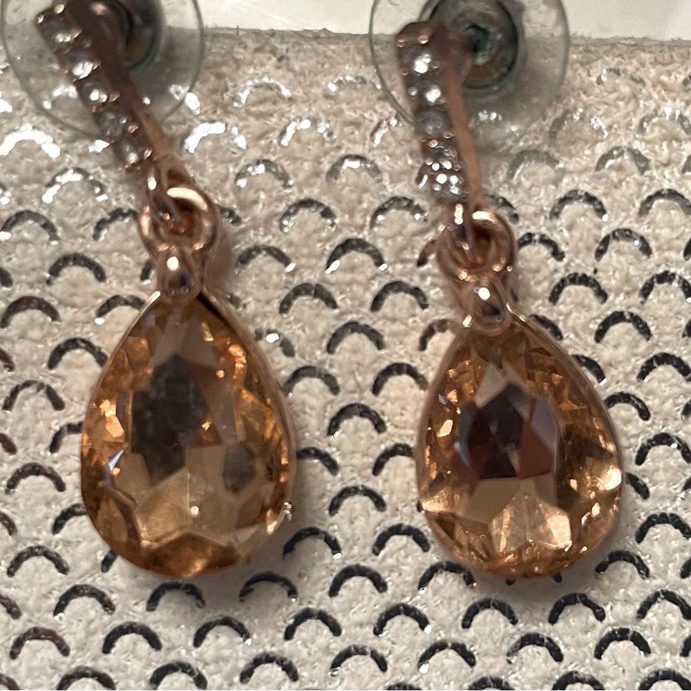 NWOT Jewel Tear Drop Earrings Neutral Rose Gold Champagne Coloured Glass Jewels